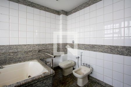 Casa de condomínio à venda com 443m², 4 quartos e 2 vagas Casa de condomínio à venda com 443m², 4 quartos e 2 vagasBanheiro Quarto 3 suíte