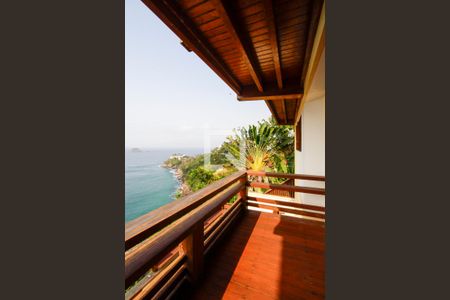 Casa de condomínio à venda com 443m², 4 quartos e 2 vagas Casa de condomínio à venda com 443m², 4 quartos e 2 vagasVaranda Quarto 3 suíte