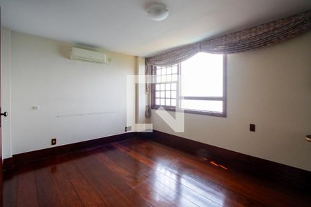 Casa de condomínio à venda com 443m², 4 quartos e 2 vagas Casa de condomínio à venda com 443m², 4 quartos e 2 vagasQuarto 2 suíte