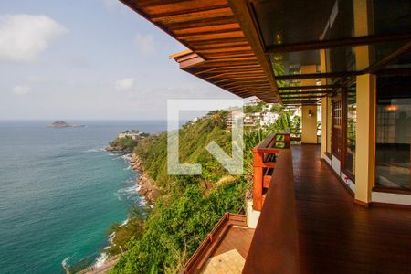 Casa de condomínio à venda com 443m², 4 quartos e 2 vagas Casa de condomínio à venda com 443m², 4 quartos e 2 vagasVaranda