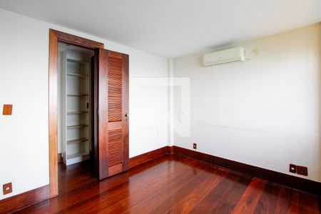 Casa de condomínio à venda com 443m², 4 quartos e 2 vagas Casa de condomínio à venda com 443m², 4 quartos e 2 vagasQuarto 2 suíte