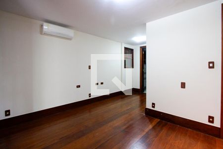 Casa de condomínio à venda com 443m², 4 quartos e 2 vagas Casa de condomínio à venda com 443m², 4 quartos e 2 vagasQuarto 4 suíte