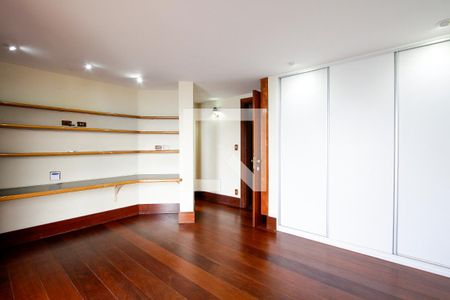 Casa de condomínio à venda com 443m², 4 quartos e 2 vagas Casa de condomínio à venda com 443m², 4 quartos e 2 vagasQuarto 3 suíte