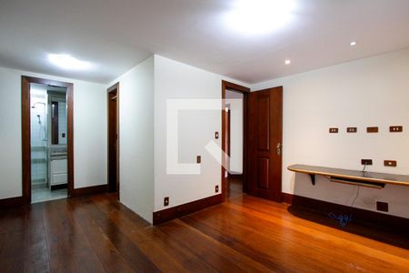 Casa de condomínio à venda com 443m², 4 quartos e 2 vagas Casa de condomínio à venda com 443m², 4 quartos e 2 vagasQuarto 4 suíte