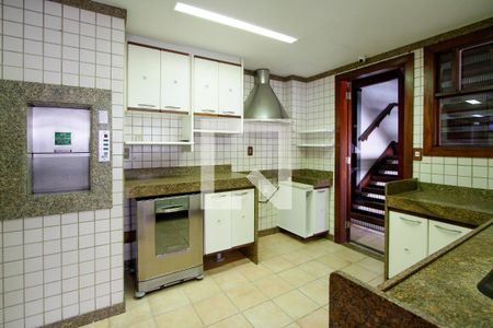 Casa de condomínio à venda com 443m², 4 quartos e 2 vagas Casa de condomínio à venda com 443m², 4 quartos e 2 vagasCozinha principal