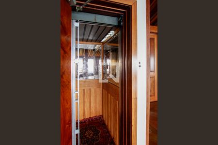 Casa de condomínio à venda com 443m², 4 quartos e 2 vagas Casa de condomínio à venda com 443m², 4 quartos e 2 vagasElevador