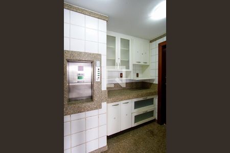 Casa de condomínio à venda com 443m², 4 quartos e 2 vagas Casa de condomínio à venda com 443m², 4 quartos e 2 vagasCozinha de apoio