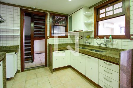 Casa de condomínio à venda com 443m², 4 quartos e 2 vagas Casa de condomínio à venda com 443m², 4 quartos e 2 vagasCozinha principal