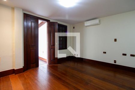 Casa de condomínio à venda com 443m², 4 quartos e 2 vagas Casa de condomínio à venda com 443m², 4 quartos e 2 vagasQuarto 4 suíte