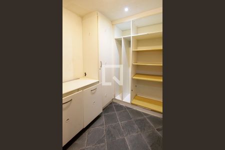 Casa de condomínio à venda com 443m², 4 quartos e 2 vagas Casa de condomínio à venda com 443m², 4 quartos e 2 vagasÁrea de Serviço - Guarda louça