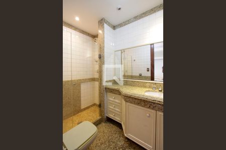 Casa de condomínio à venda com 443m², 4 quartos e 2 vagas Casa de condomínio à venda com 443m², 4 quartos e 2 vagasBanheiro Quarto 2 suíte