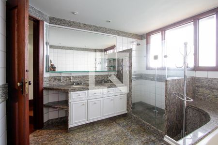 Casa de condomínio à venda com 443m², 4 quartos e 2 vagas Casa de condomínio à venda com 443m², 4 quartos e 2 vagasBanheiro Quarto 3 suíte