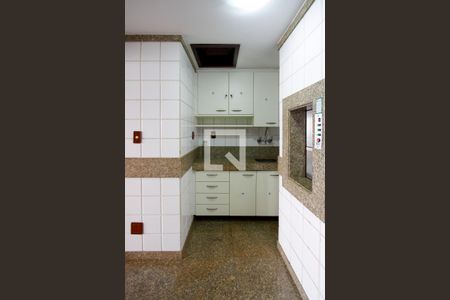 Casa de condomínio à venda com 443m², 4 quartos e 2 vagas Casa de condomínio à venda com 443m², 4 quartos e 2 vagasCozinha de apoio