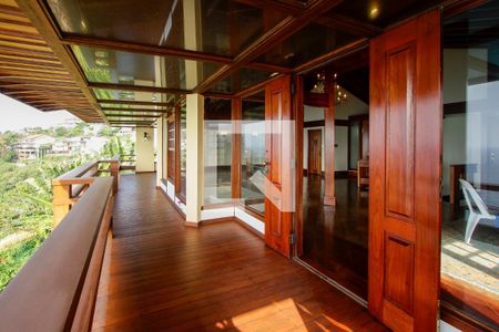 Casa de condomínio à venda com 443m², 4 quartos e 2 vagas Casa de condomínio à venda com 443m², 4 quartos e 2 vagasVaranda