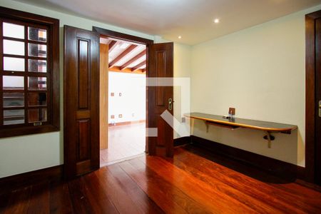 Casa de condomínio à venda com 443m², 4 quartos e 2 vagas Casa de condomínio à venda com 443m², 4 quartos e 2 vagasQuarto 1 suíte