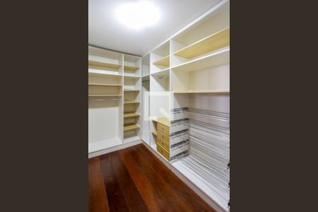 Casa de condomínio à venda com 443m², 4 quartos e 2 vagas Casa de condomínio à venda com 443m², 4 quartos e 2 vagasCloset Quarto 3 suíte