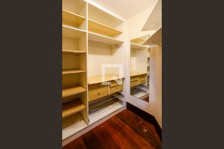 Casa de condomínio à venda com 443m², 4 quartos e 2 vagas Casa de condomínio à venda com 443m², 4 quartos e 2 vagasCloset Quarto 4 suíte