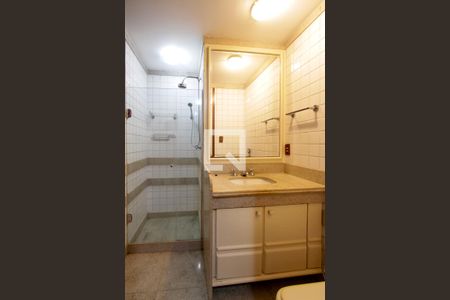 Casa de condomínio à venda com 443m², 4 quartos e 2 vagas Casa de condomínio à venda com 443m², 4 quartos e 2 vagasBanheiro Quarto 4 suíte