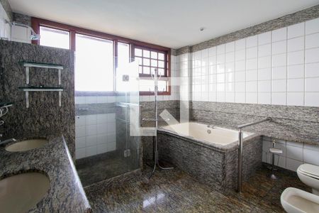 Casa de condomínio à venda com 443m², 4 quartos e 2 vagas Casa de condomínio à venda com 443m², 4 quartos e 2 vagasBanheiro Quarto 3 suíte