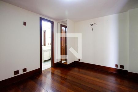 Casa de condomínio à venda com 443m², 4 quartos e 2 vagas Casa de condomínio à venda com 443m², 4 quartos e 2 vagasQuarto 1 suíte