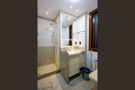 Casa de condomínio à venda com 443m², 4 quartos e 2 vagas Casa de condomínio à venda com 443m², 4 quartos e 2 vagasBanheiro Quarto 1 suíte