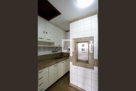 Casa de condomínio à venda com 443m², 4 quartos e 2 vagas Casa de condomínio à venda com 443m², 4 quartos e 2 vagasCozinha de apoio