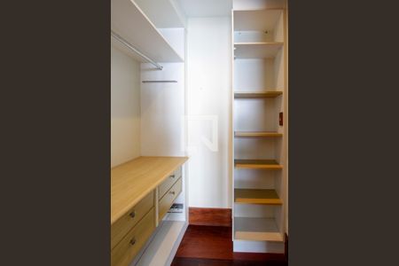 Casa de condomínio à venda com 443m², 4 quartos e 2 vagas Casa de condomínio à venda com 443m², 4 quartos e 2 vagasCloset Quarto 2 suíte