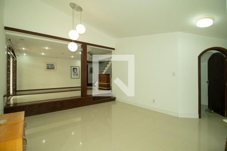 Hall de entrada de casa para alugar com 4 quartos, 298m² em Chácara das Pedras, Porto Alegre