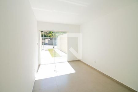 Casa à venda com 75m², 2 quartos e 2 vagasSala