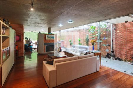 Casa à venda com 3 quartos, 250m² em Jardim Marajoara, São Paulo