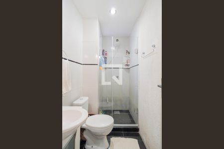 Banheiro de apartamento à venda com 1 quarto, 37m² em Cristal, Porto Alegre