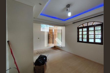 Sala de casa de condomínio para alugar com 2 quartos, 125m² em Parque Dourado, Ferraz de Vasconcelos