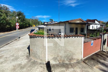 Casa à venda com 348m², 3 quartos e 5 vagas Casa à venda com 348m², 3 quartos e 5 vagasFachada