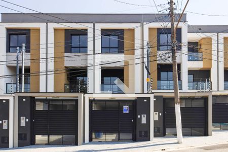 Casa à venda com 130m², 2 quartos e 3 vagas Casa à venda com 130m², 2 quartos e 3 vagasFachada