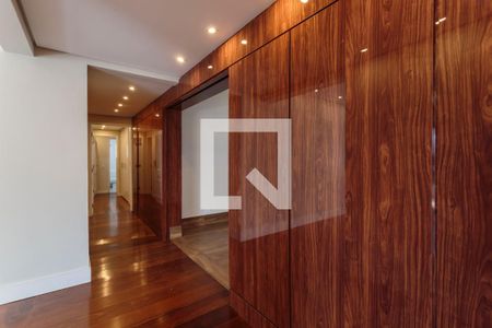 Corredor  de apartamento para alugar com 4 quartos, 220m² em Indianópolis, São Paulo