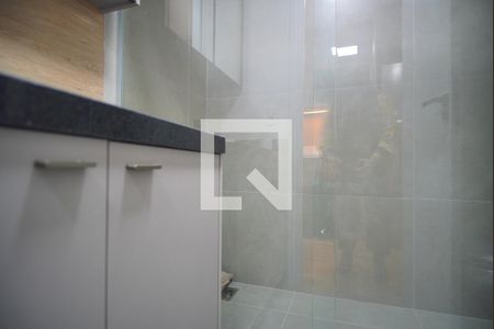 Banheiro de kitnet/studio para alugar com 1 quarto, 26m² em Auxiliadora, Porto Alegre