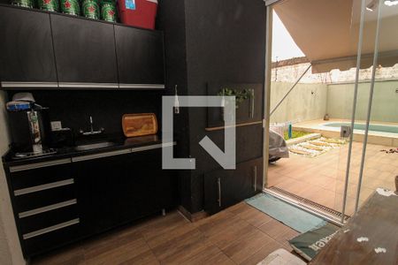 Varanda de casa à venda com 3 quartos, 200m² em Guarujá, Porto Alegre