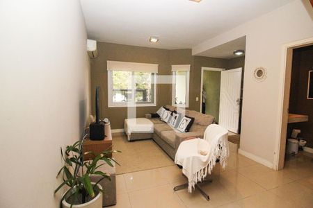 Sala de casa à venda com 3 quartos, 200m² em Guarujá, Porto Alegre