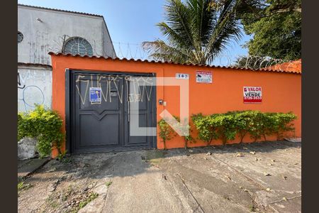 Casa à venda com 300m², 5 quartos e 2 vagas Casa à venda com 300m², 5 quartos e 2 vagasFachada