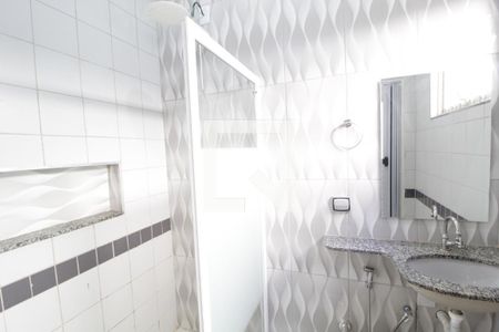 Banheiro de kitnet/studio para alugar com 1 quarto, 15m² em Martins, Uberlândia