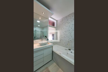 Casa de condomínio à venda com 600m², 7 quartos e 8 vagas Casa de condomínio à venda com 600m², 7 quartos e 8 vagasBanheiro da Suíte 2 master