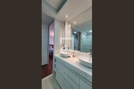 Casa de condomínio à venda com 600m², 7 quartos e 8 vagas Casa de condomínio à venda com 600m², 7 quartos e 8 vagasBanheiro da Suíte 2 master