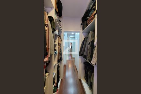 Casa de condomínio à venda com 600m², 7 quartos e 8 vagas Casa de condomínio à venda com 600m², 7 quartos e 8 vagasCloset da Suíte 2 master