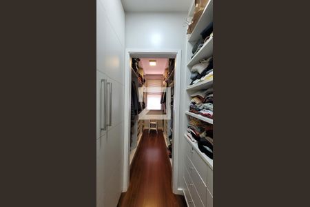 Casa de condomínio à venda com 600m², 7 quartos e 8 vagas Casa de condomínio à venda com 600m², 7 quartos e 8 vagasCloset da Suíte 2 master