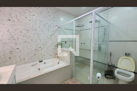 Casa de condomínio à venda com 600m², 7 quartos e 8 vagas Casa de condomínio à venda com 600m², 7 quartos e 8 vagasBanheiro da Suíte 2 master