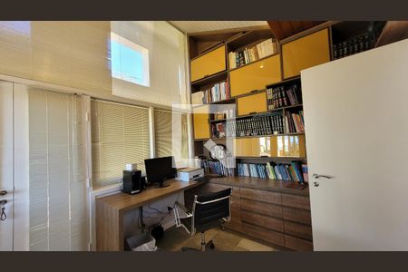 Casa de condomínio à venda com 600m², 7 quartos e 8 vagas Casa de condomínio à venda com 600m², 7 quartos e 8 vagasEscritório