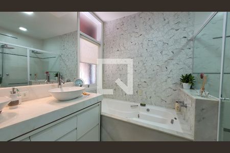 Casa de condomínio à venda com 600m², 7 quartos e 8 vagas Casa de condomínio à venda com 600m², 7 quartos e 8 vagasBanheiro da Suíte 2 master