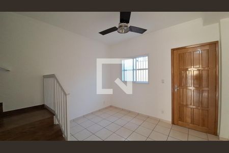 Sala de casa para alugar com 2 quartos, 60m² em Maracanã, Praia Grande