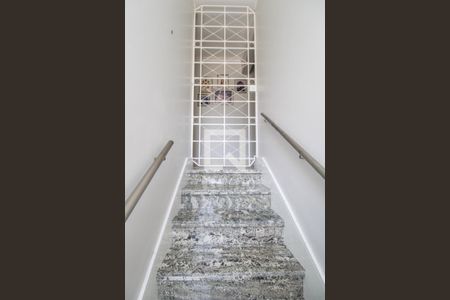 Casa para alugar com 300m², 4 quartos e 4 vagas Casa para alugar com 300m², 4 quartos e 4 vagasEscada