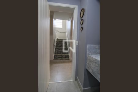 Casa para alugar com 300m², 4 quartos e 4 vagas Casa para alugar com 300m², 4 quartos e 4 vagasEscada